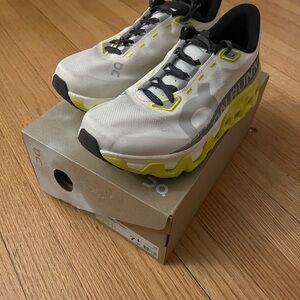 Women’s On Cloudmonster Hyper in lime/yellow and white